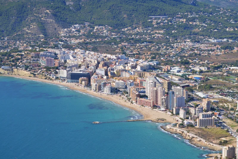 La playa del Arenal-Bol y los alojamientos junto a la costa de Calpe