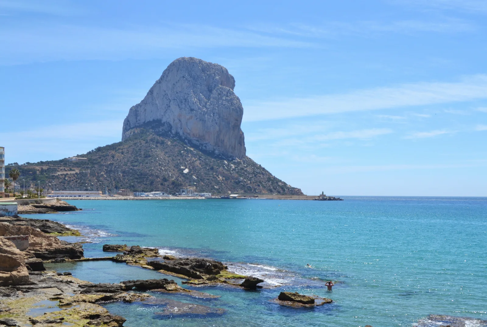El Peñón de Ifach junto al mar Mediterráneo en Calpe